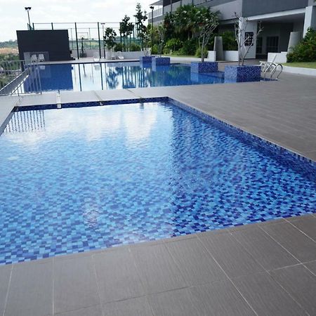 2 Carpark Gep 5 Star Hotel Bed & Sofa Studio سيري كيمبانغان المظهر الخارجي الصورة