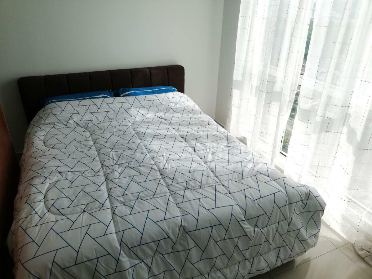 2 Carpark Gep 5 Star Hotel Bed & Sofa Studio سيري كيمبانغان المظهر الخارجي الصورة