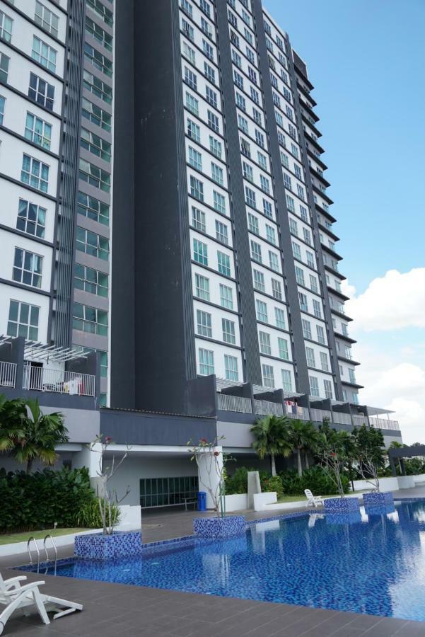 2 Carpark Gep 5 Star Hotel Bed & Sofa Studio سيري كيمبانغان المظهر الخارجي الصورة