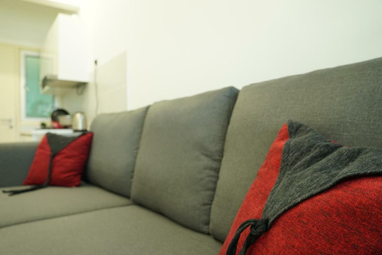2 Carpark Gep 5 Star Hotel Bed & Sofa Studio سيري كيمبانغان المظهر الخارجي الصورة